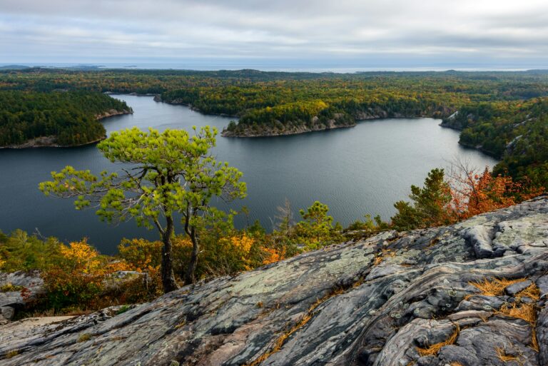 Killarney Provincial Park is a stunning wilderness area located on the north shore of Georgian Bay in Ontario, Canada. It's a popular destination for outdoor enthusiasts, known for its iconic landscapes.